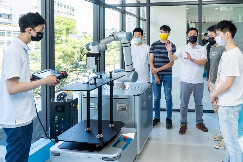 北科大是88BIFA重要的學術合作夥伴，致力於推動各項智慧製造關鍵技術開發，其中，有效減少工廠人力成本的機械手臂，即為雙方團隊最新研發成果