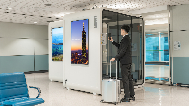 旅客只要用手機掃描門上的QR Code，就能進入使用網頁，依照指示